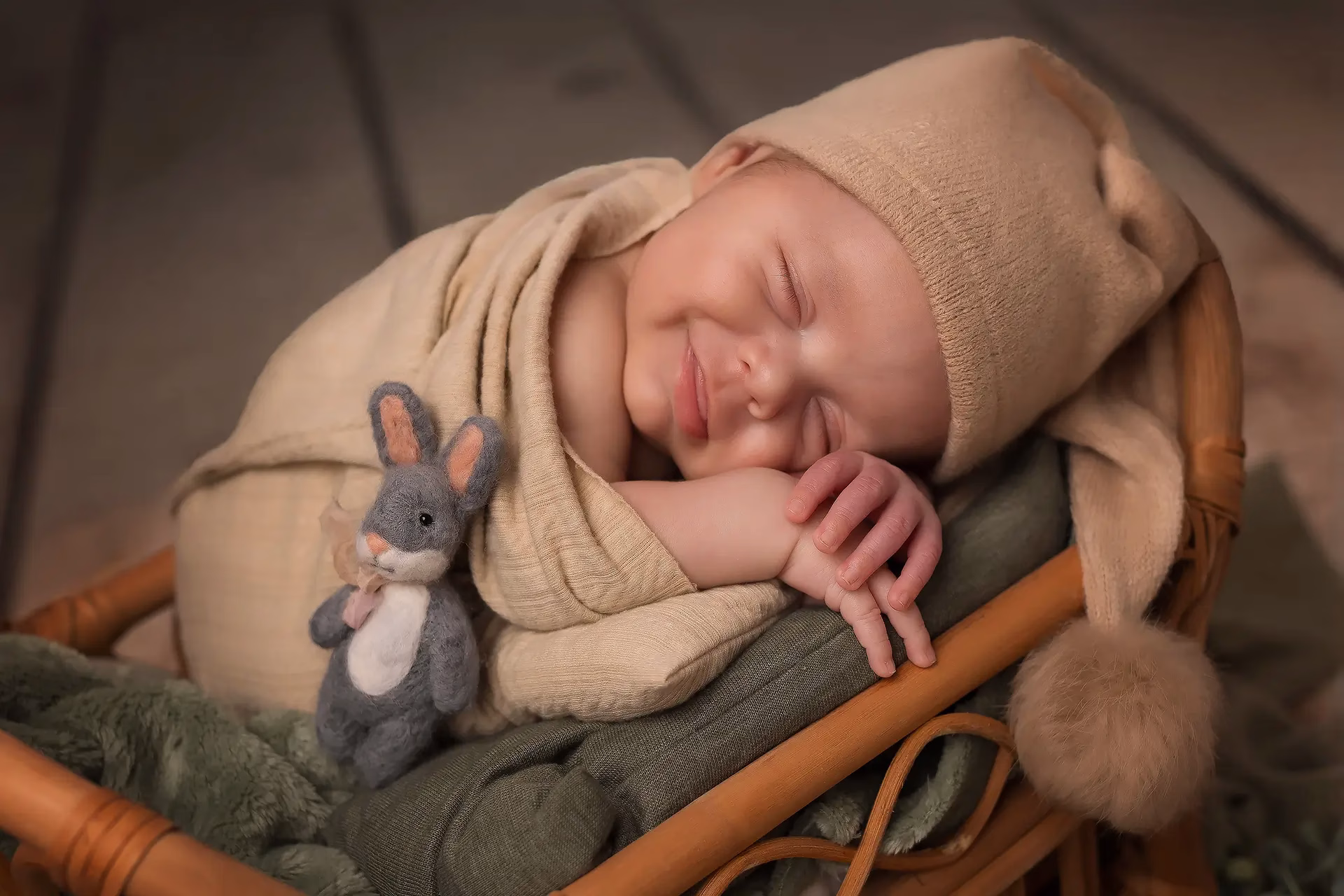 photo de bébé en studio dans un berceau en bois dans les tons naturels