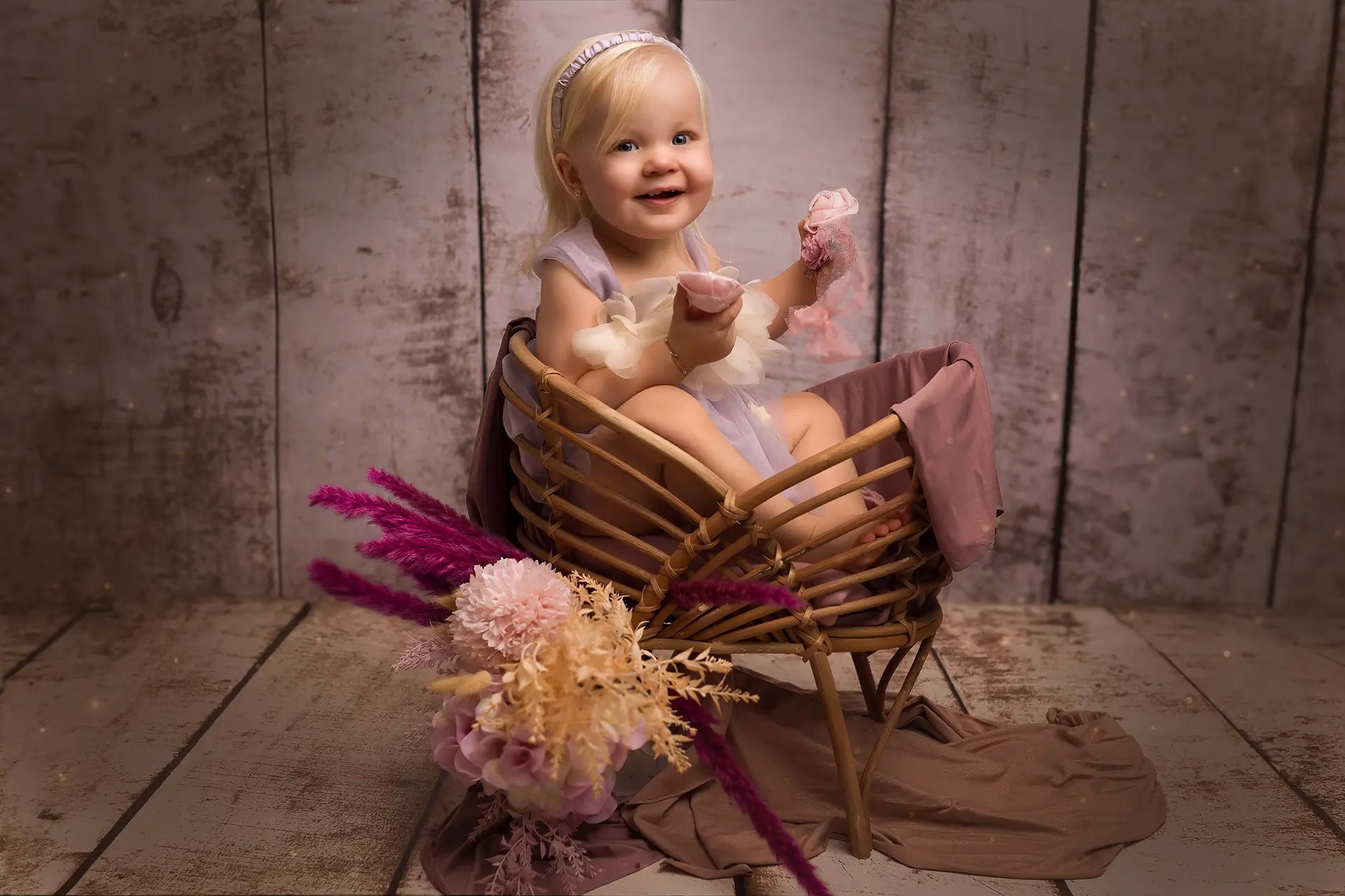 photo enfant dans un berceau en bois en studio