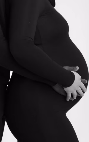 zoom sur les détails d'un shooting grossesse en studio