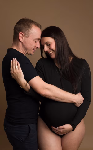 photo d'un couple pour un shooting grossesse en studio
